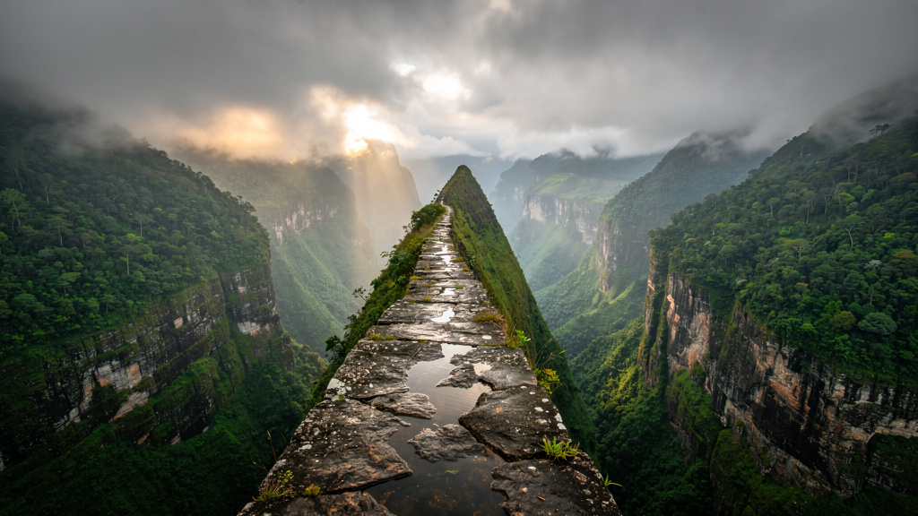 Tiger's Leap cliff viewpoint with deep valley below